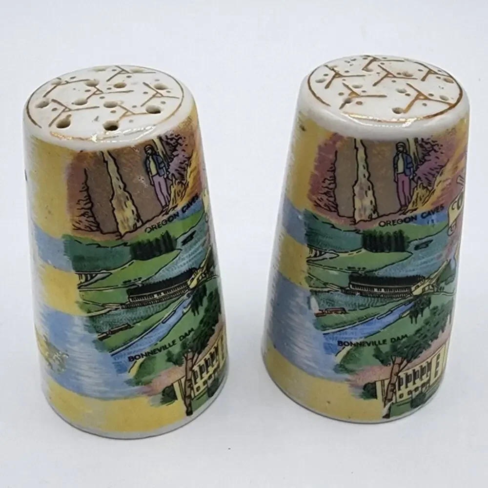 Vintage Set of 2 Thrifco Ceramic Souvenir State of Oregon Salt & Pepper Shakers